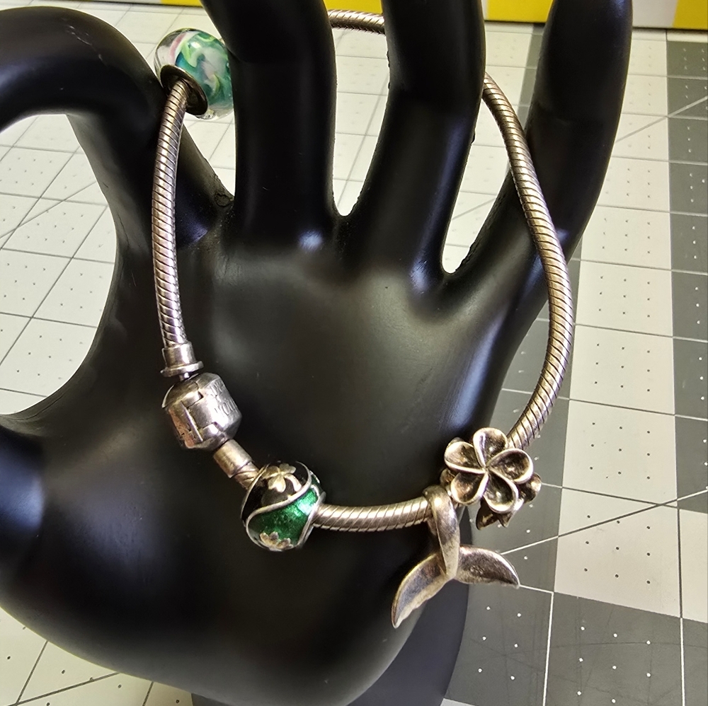 Chic Sterling Silver Bracelet with Green Accents